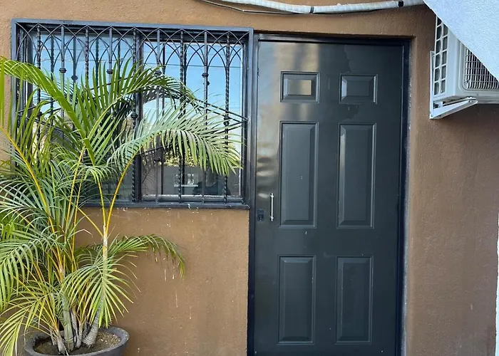 Comfortable Private Stay, Close To Downtown Apartment *